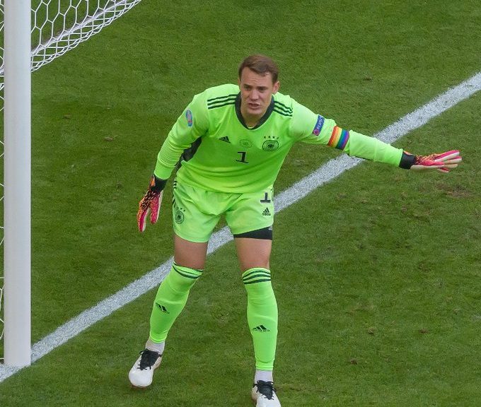 UEFA: Decided not to punish Neuer for armband in the colors of the LGBTQI community
