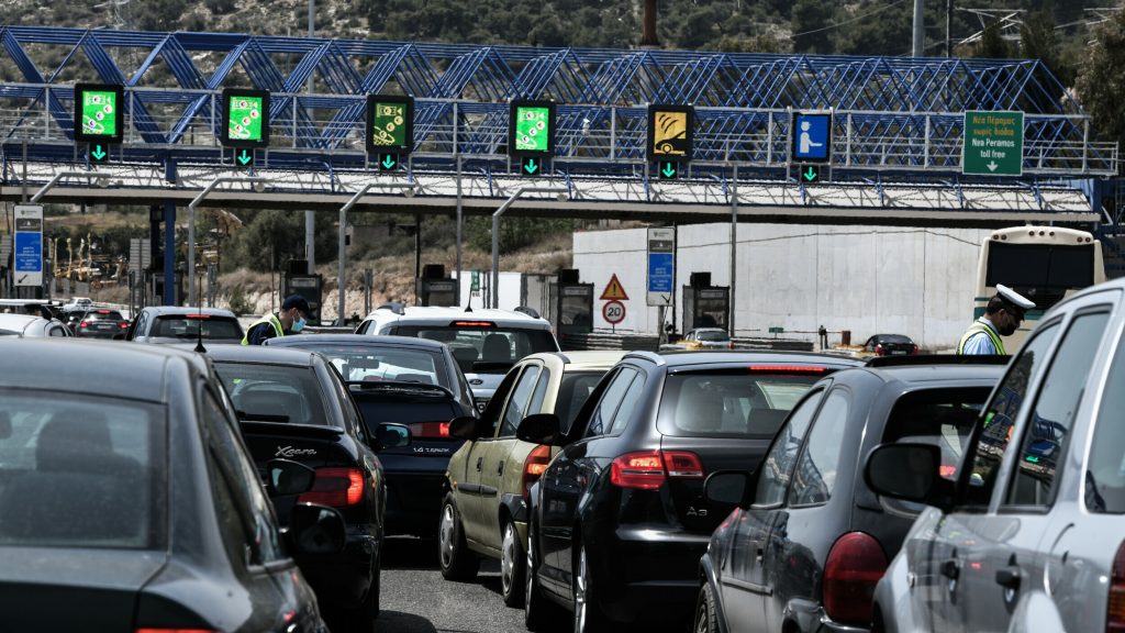 Queues at the tolls from thousands of excursionists