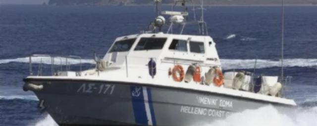 Naxos: Tourist boat with 34 occupants stranded in rocky area