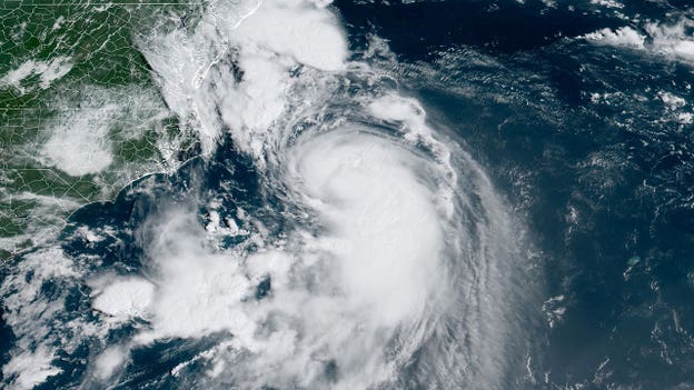 USA: Hurricane Henry hits US coast off Rhode Island